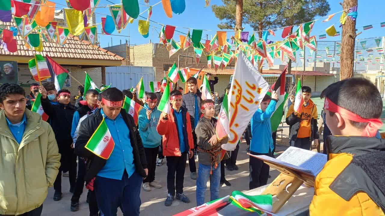 «از لولهنگ تا ثریا»؛ آشنایی دانش‌آموزان دبیرستان لقمان حکیم با پیشرفت‌های ایران اسلامی