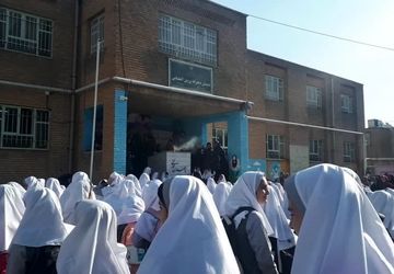 شور و شعف دانش‌آموزان مدرسه پروین اعتصامی شازند در اول مهر