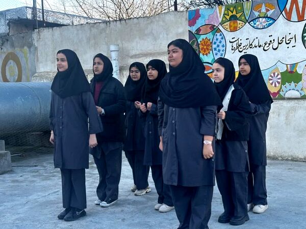 نواختن زنگ انقلاب در دبیرستان هیأت‌امنایی طه