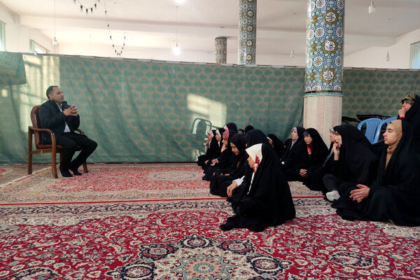 اعتکاف دختران دانش‌آموز شهر سورمق