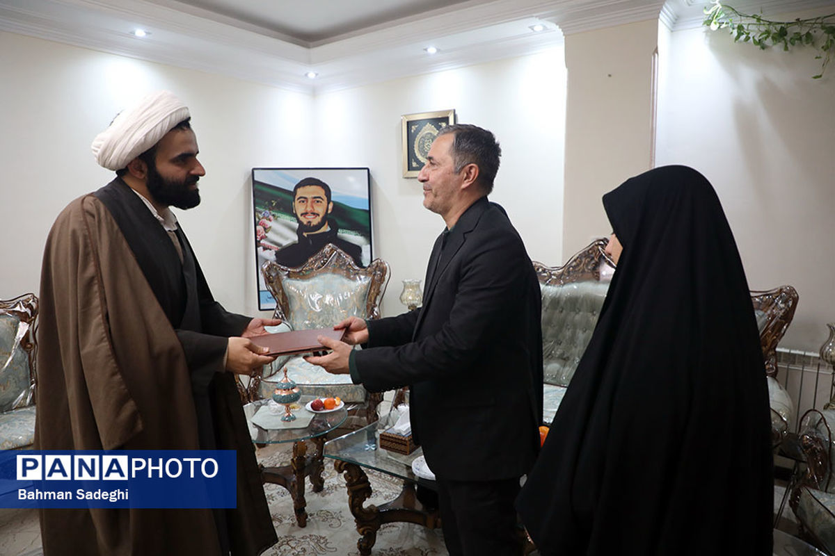 شهید آرمان علی‌وردی یک مربی و دارای حلقه تربیتی در مسجد و محله بود