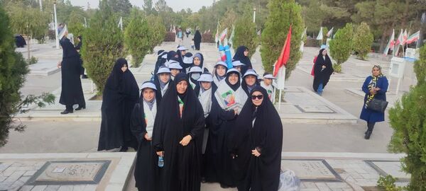 عطرافشانی گلزار شهدا توسط دانش‌آموزان مشهدی