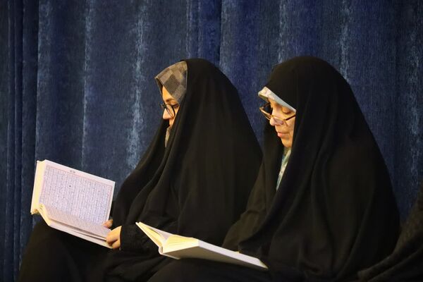 محفل انس با قرآن بانوان به‌مناسبت دهه فجر در امامزاده عباس بن موسی (ع)
