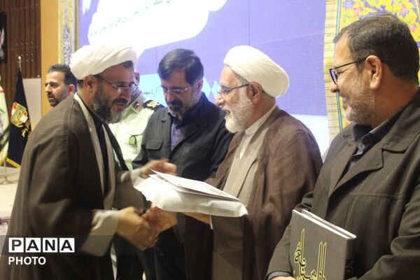 رونمایی از نخستین جلد دانشنامه دفاع مقدس استان قم