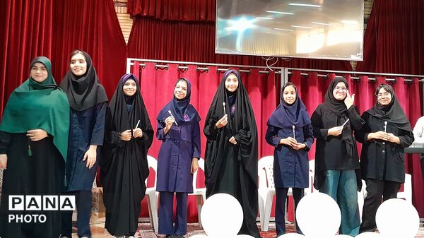 جشن ستارگان و تجلیل از شاگردان برتر آموزشی و فرهنگی دبیرستان شاهد بحرینیان ناحیه۴ 