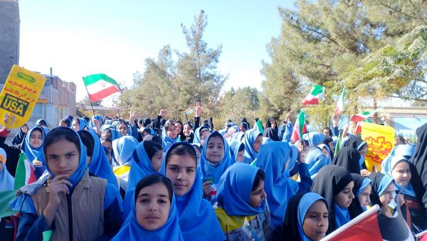 حضور پرشور دانش آموزان در راهپیمایی ۱۳ آبان ماه 