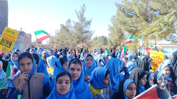 حضور پرشور دانش آموزان در راهپیمایی ۱۳ آبان ماه 