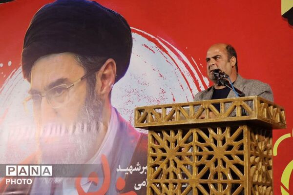 هنرمندان پای کار انقلاب