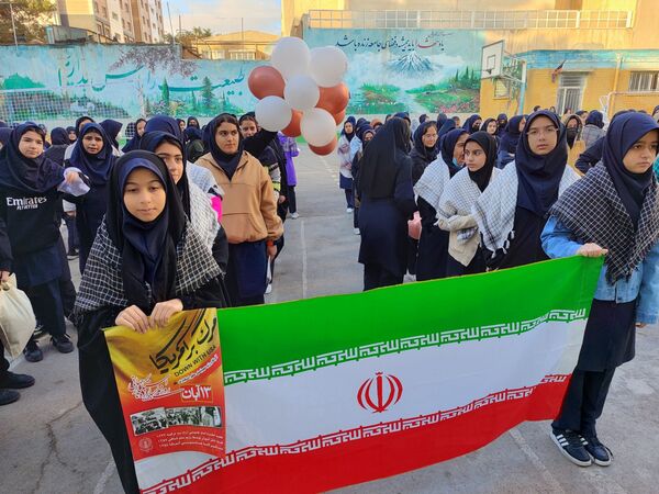 دانش آموزان شاهد تکتم ناحیه۳ ،پرچمداران راهپیمایی ۱۳ آبان