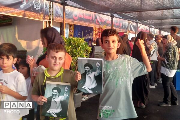 با مشت گره کرده برخاستیم