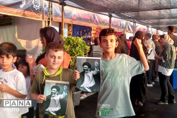 با مشت گره کرده برخاستیم