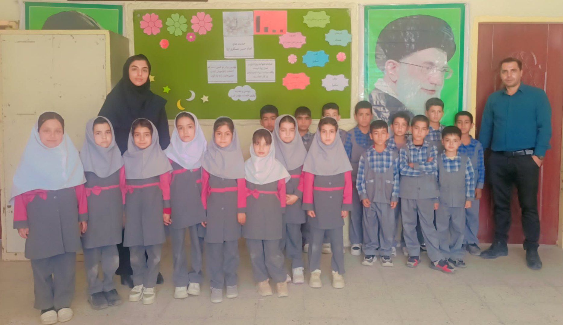 عکس یادگاری دانش‌آموزان ابتدایی دبستان شهید رحمت‌الله قلعه‌یزدانی روستا قلعه یزدان