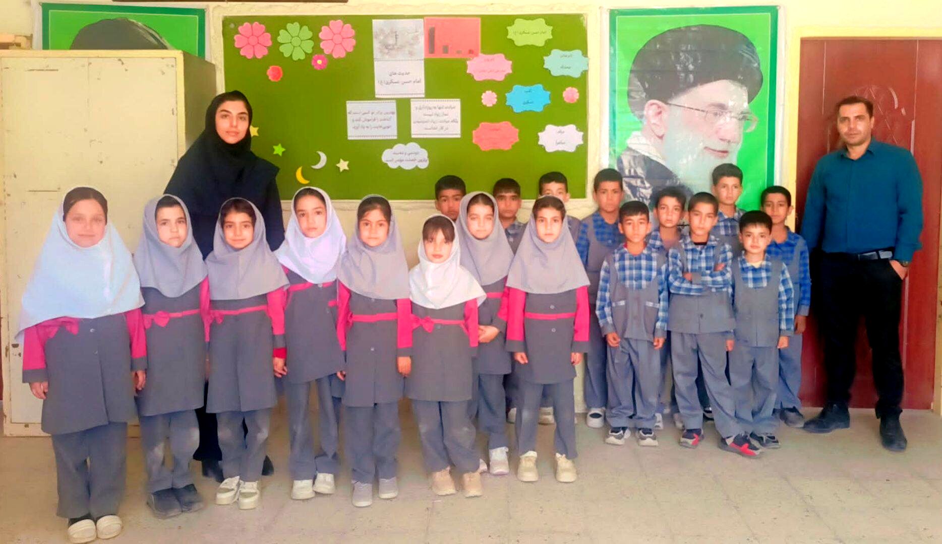 عکس یادگاری دانش‌آموزان ابتدایی دبستان شهید رحمت‌الله قلعه‌یزدانی روستا قلعه یزدان