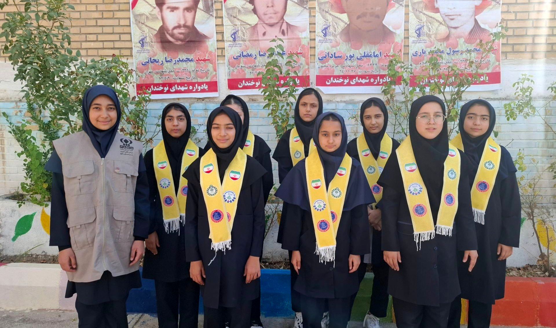 عکس یادگاری دانش آموزان نوخندانی