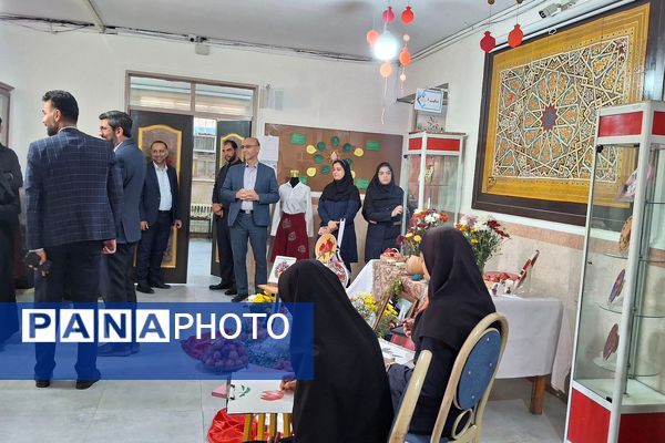 بازدید معاون پرورشی و فرهنگی اداره‌کل شهرستانهای استان تهران از جشنواره انار در هنرستان ام‌البنین ورامین