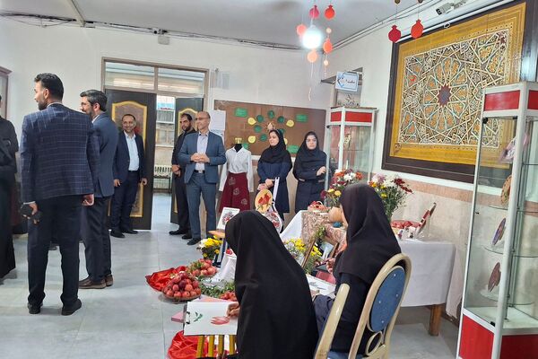 بازدید معاون پرورشی و فرهنگی اداره‌کل شهرستانهای استان تهران از جشنواره انار در هنرستان ام‌البنین ورامین