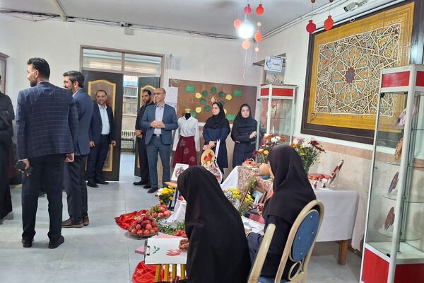 بازدید معاون پرورشی و فرهنگی اداره‌کل شهرستانهای استان تهران از جشنواره انار در هنرستان ام‌البنین ورامین