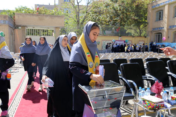 جشن عاطفه‌ها در دبیرستان ۱۳ آبان تبریز