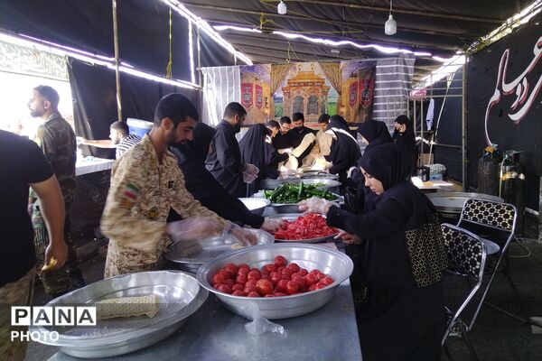 سعادت میزبانی فرهنگیان چهاردانگه از زائران اربعین حسینی