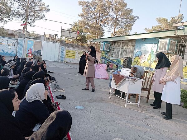 اولین جلسه انجمن اولیا در دبستان توحید 