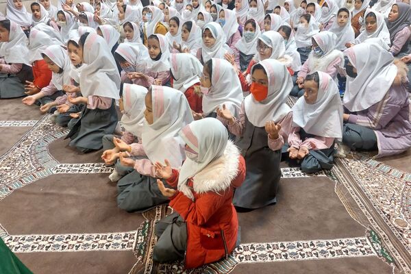 استقبال پرشور دانش‌آموزان دبستان صدیقه کبری(س)از خادمان رضوی در "چهارشنبه‌های امام رضایی"