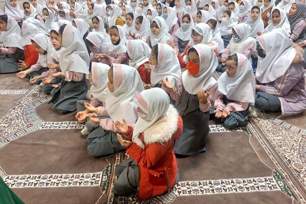 استقبال پرشور دانش‌آموزان دبستان صدیقه کبری(س)از خادمان رضوی در "چهارشنبه‌های امام رضایی"