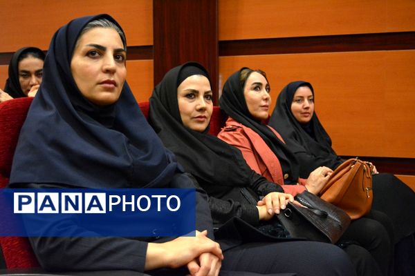 آیین تجلیل از برگزیدگان حوزه مشاوره و پیشگیری از آسیب‌های اجتماعی بهارستان‌دو