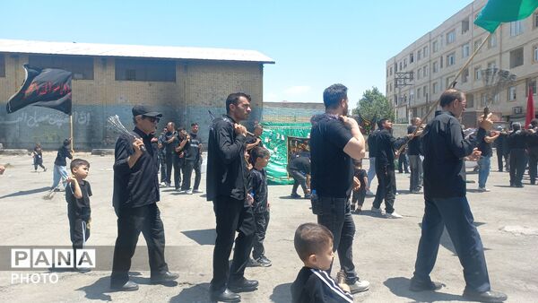 عزاداری پرشور ظهر عاشورا در حصارک ناحیه ۴ کرج 