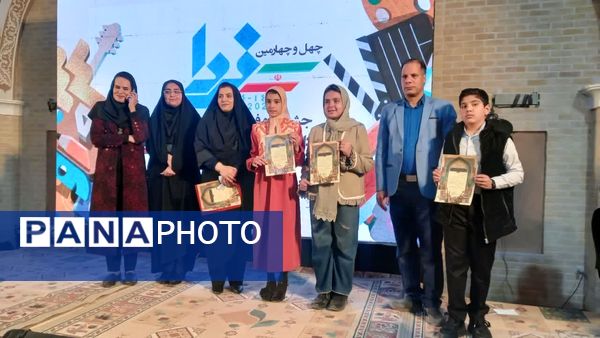  نمایشگاه آثار هنری دانش‌آموزان ناحیه یک یزد در جشنواره «فردا»