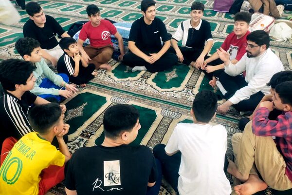 اعتکاف دانش آموزی در مسجد حضرت ابوالفضل قیامدشت