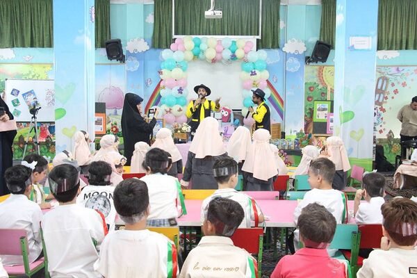 برگزاری جشن غنچه ها در مجتمع آموزشی میرداماد با حضور مدیر آموزش و پرورش ناحیه دو شهرری 