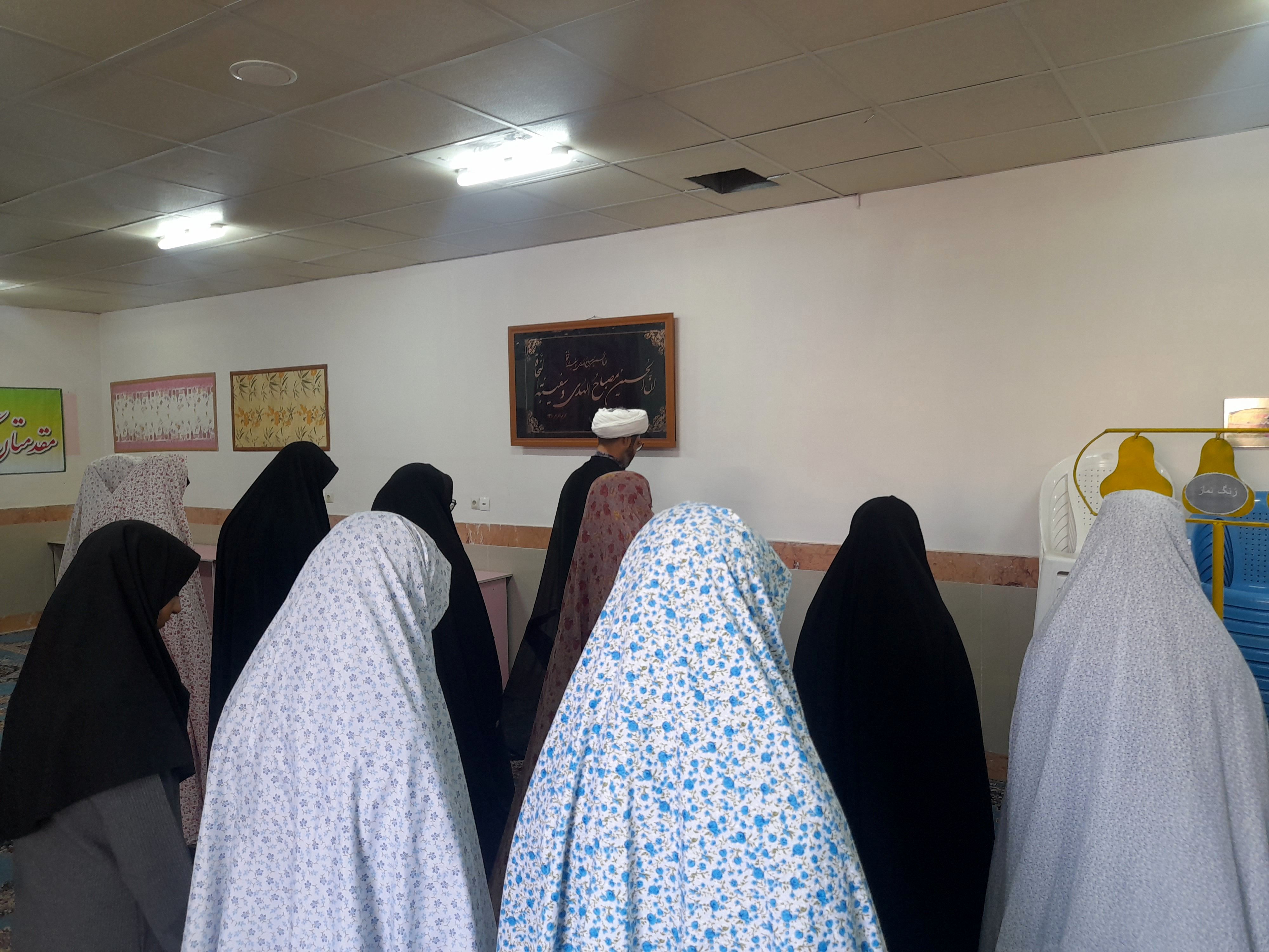 زنگ نماز در دبیرستان حضرت معصومه سلام الله علیها شهرستان خلیل‌آباد نواخته شد