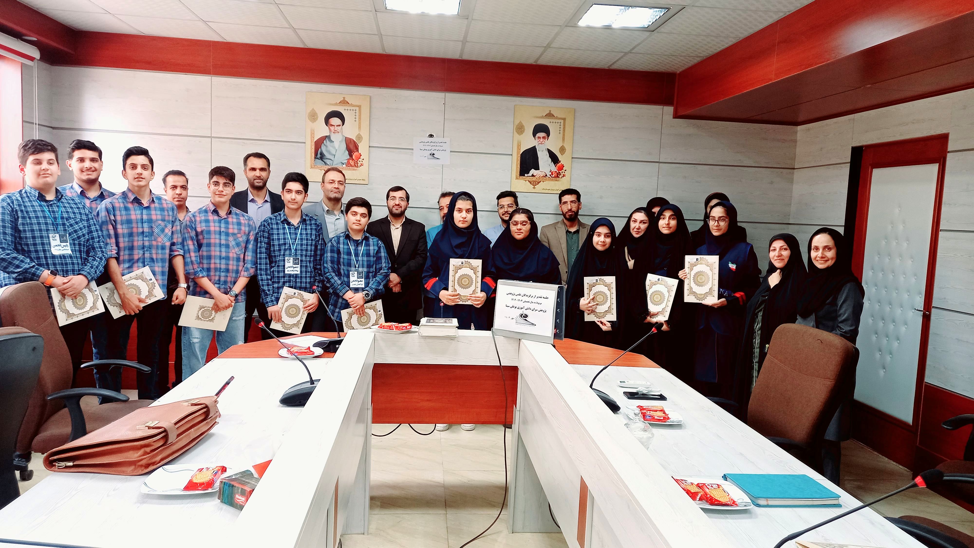 تقدیر از دانش‌آموزان برگزیده علمی‌پژوهشی در اداره آموزش و پرورش شهرستان ملارد