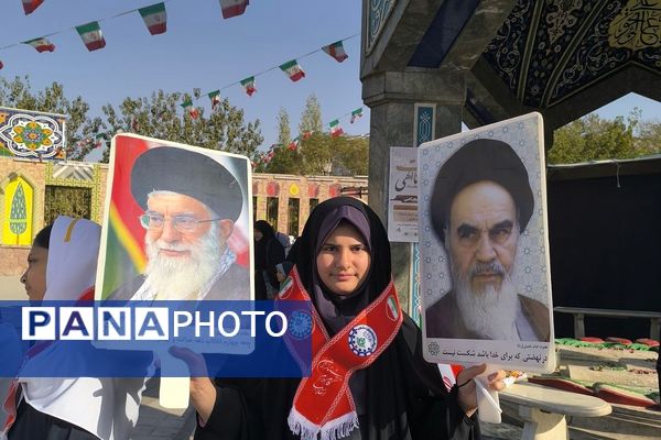 اجتماع عظیم دانش آموزان ناحیه دو شهرری به مناسبت یوم الله ۱۳ آبان در میدان نماز