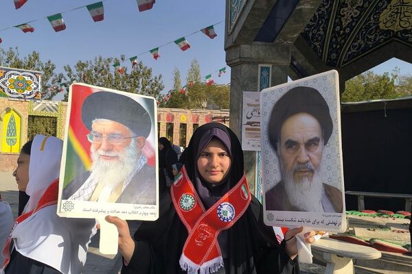 اجتماع عظیم دانش آموزان ناحیه دو شهرری به مناسبت یوم الله ۱۳ آبان در میدان نماز