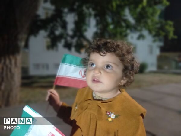 فرقی نمی کند کوچک و بزرگ پای کاریم