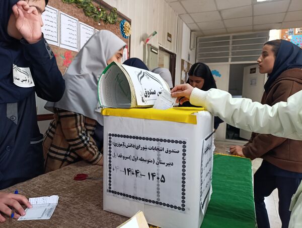 رقابت پرشور دانش آموزان در انتخابات شورای دبیرستان میرزا جعفر سروقد