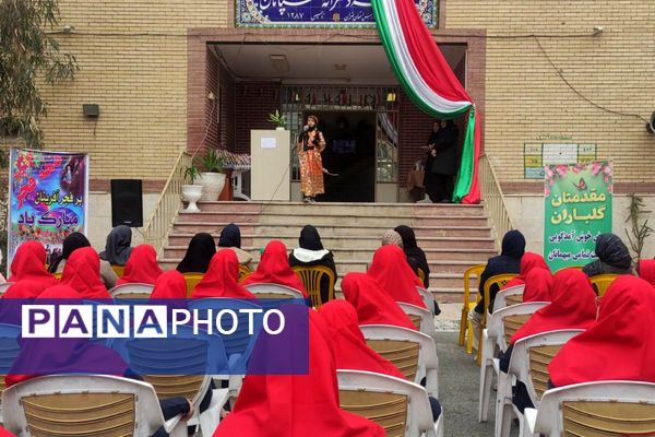 تقدیر از رتبه‌های برتر درسی در دبیرستان سپاهان بهارستان‌دو