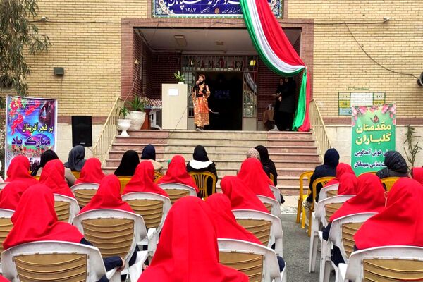 تقدیر از رتبه‌های برتر درسی در دبیرستان سپاهان بهارستان‌دو