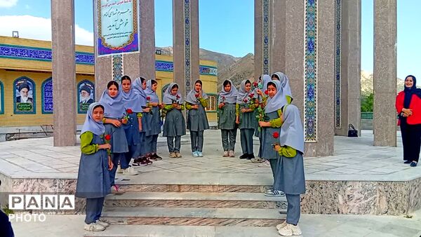 غبار رویی گلزار شهدا با حضور معاون پرورشی و فرهنگی ورزات آموزش و پرورش در یاسوج 