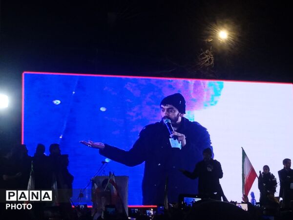 پیمان دوباره با رهبری با نوای رسای مهدی رسولی در آیین تجدید بیعت 