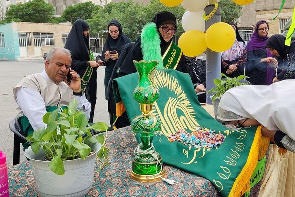 عطر حرم رضوی در رباط‌کریم پیچید؛ پرچم‌گردانی خادمان امام رضا (ع) در مدرسه شهید آقچه‌لو