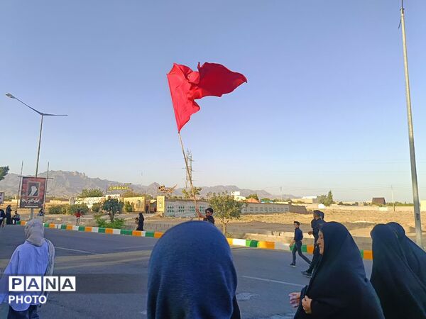 رقص پرچم‌ها در باد عزای کاشمر هم‌صدایی آسمان با زائران