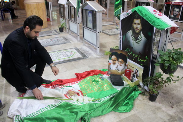 تجدید میثاق مدیر سازمان دانش آموزی استان بوشهر با شهدا
