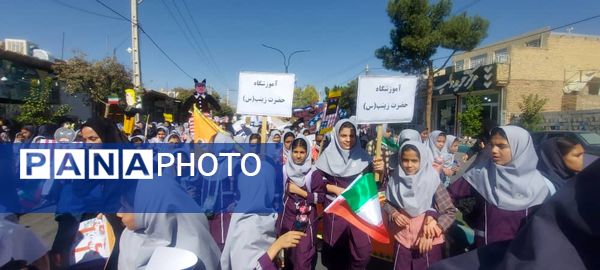 حضور پرشور دانش آموزان مدارس شهرستان خاتم در راهپیمایی ۱۳ آبان 