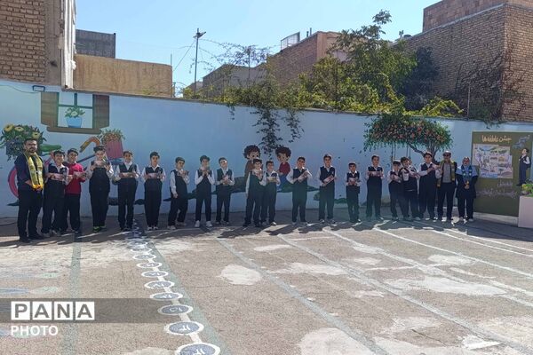 جشن عاطفه‌ها در دبستان ایمان همزمان با سراسر کشور