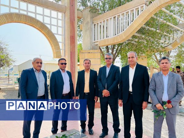 گلزار شهداء ؛ میزبان مسئولان شهرستان عنبرآباد همزمان با آغاز هفته دفاع مقدس