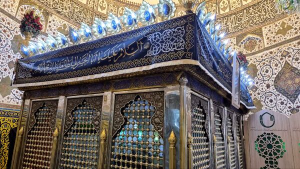 مراسم غبارروبی ضریح مطهر حضرت سلطانعلی(ع) همزمان با میلاد پیامبر(ص) و امام صادق(ع) در مشهد اردهال
