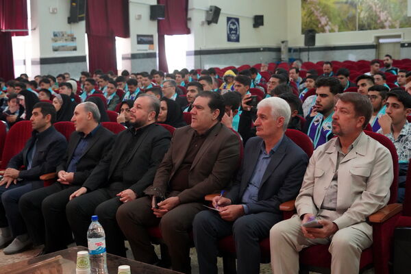 آیین بدرقه دانش آموزان منتخب به عمره دانش‌آموزی از هشت استان کشور در کرمانشاه