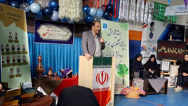 نمایشگاه هفته پژوهش در دبیرستان احمدی روشن شهرستان فردیس
